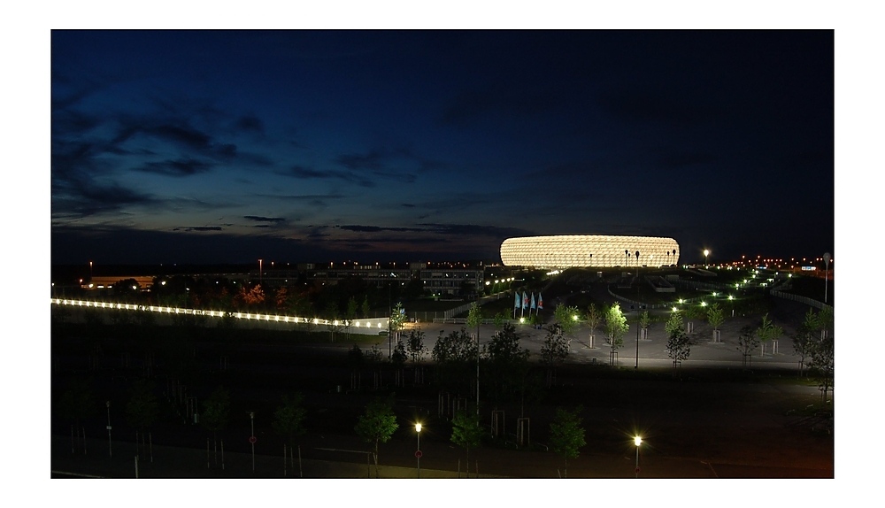 Allianz Arena mit Vorplatz bei Nacht