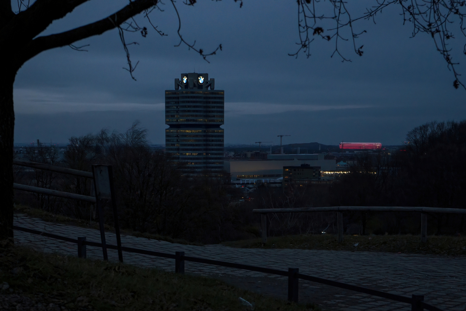 Allianzarena (in rot)  beim Sonnenuntergang vom Olympiaberg aus....