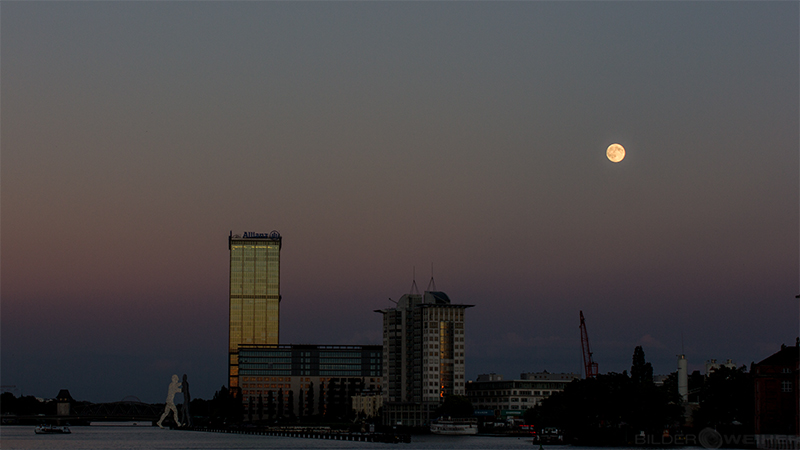 Allianztower mit Mond