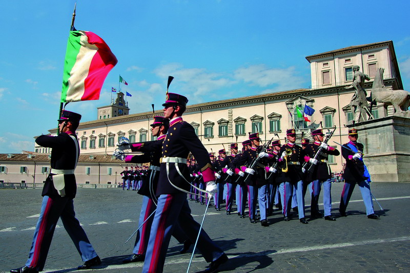 Allievi dell'Accademia Militare di Modena sfilano al Quirinale