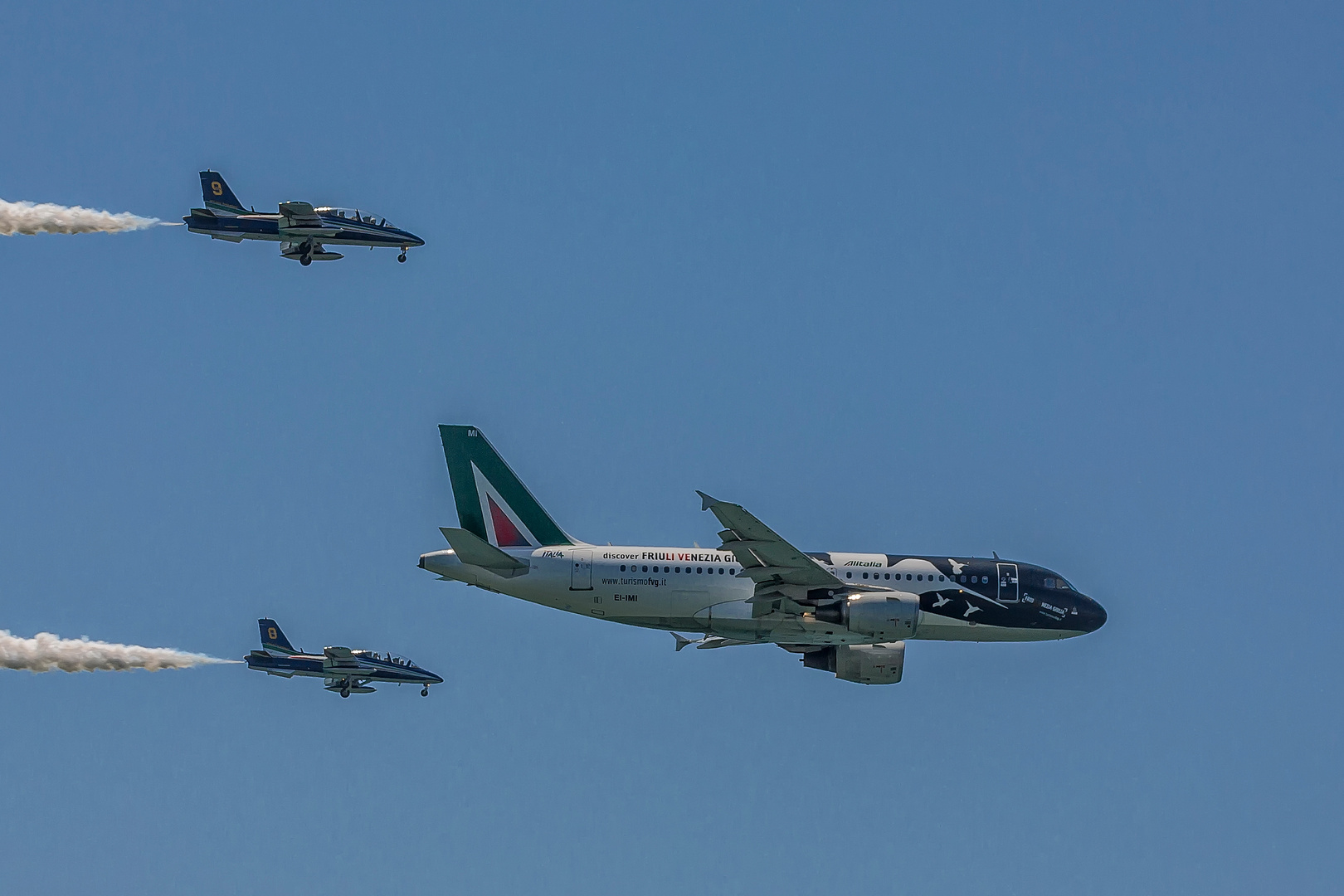 Allitalia in Begleitung zweier Frecce Tricolori