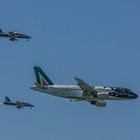 Allitalia in Begleitung zweier Frecce Tricolori