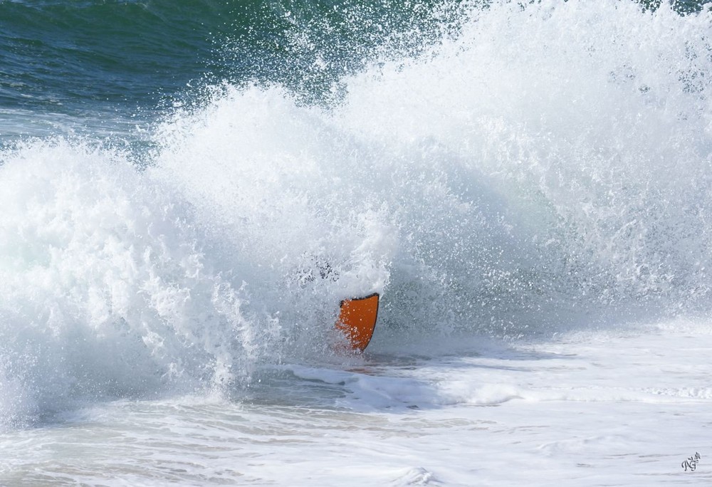 ALLO ......... je suis là ......... sous la vague !!!!!!