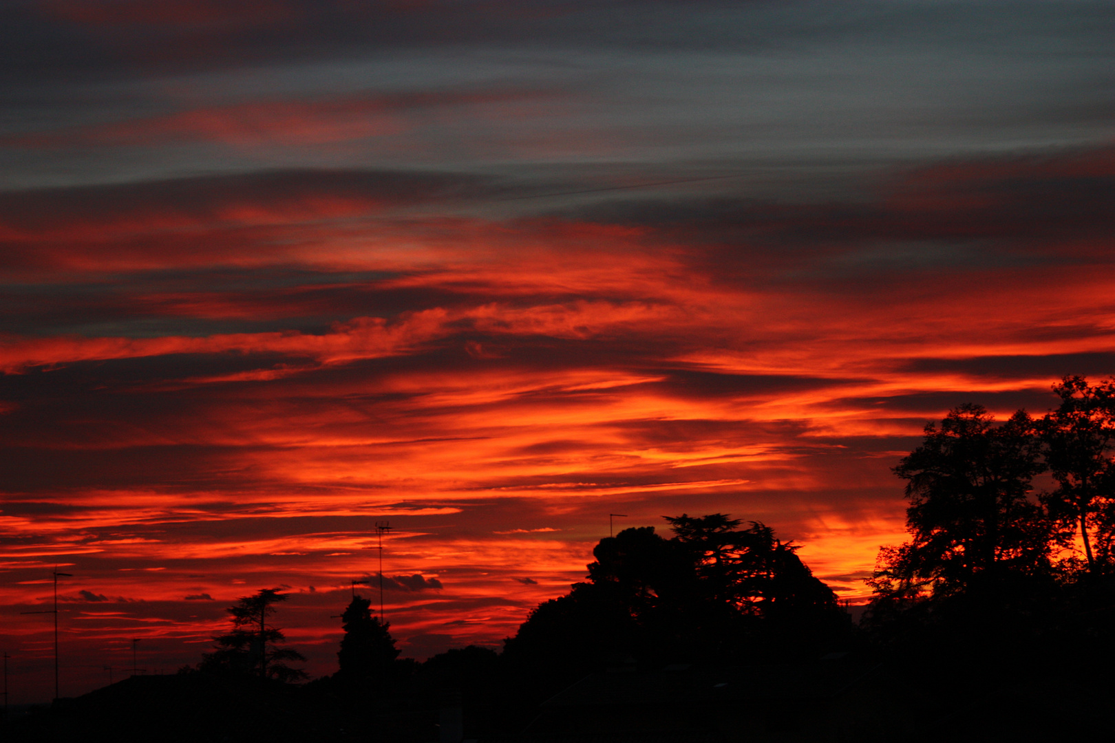 All'orizzonte, il cielo è di un rosso infernale.