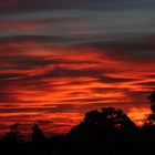 All'orizzonte, il cielo è di un rosso infernale.