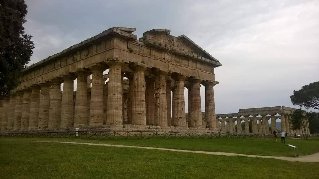 all'orizzonte, osservo una meraviglioso panorama e ammiro un Templio