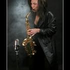 Ally playing Saxophon