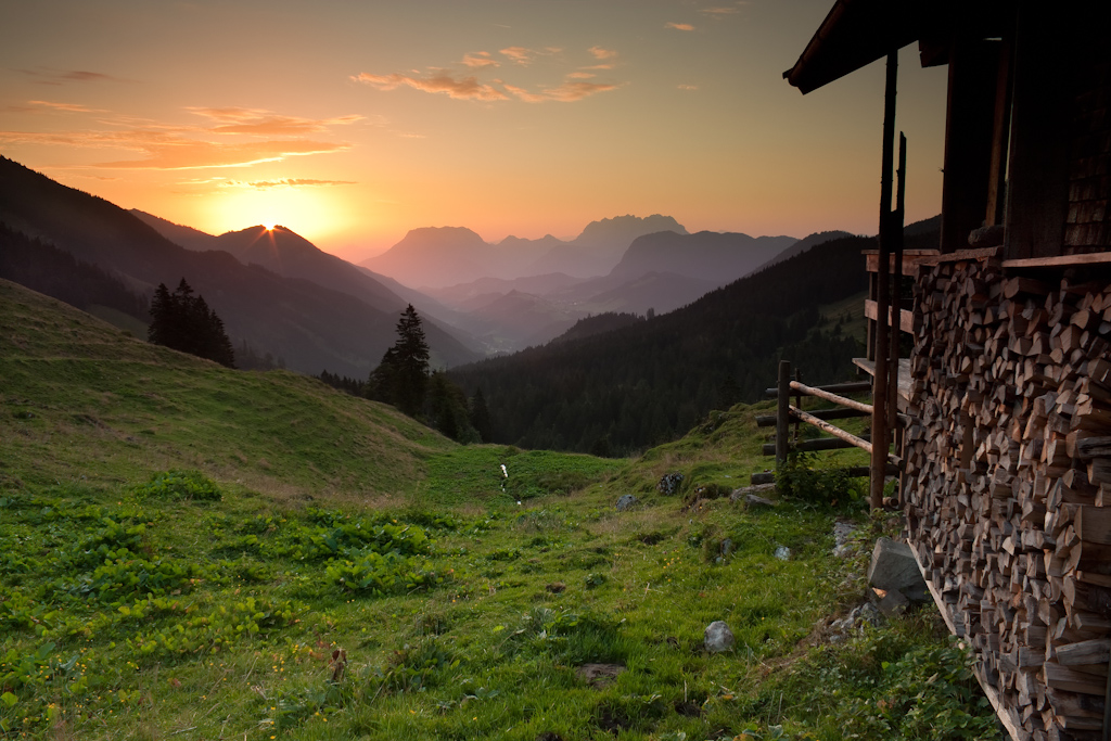 Alm bei Sonnenaufgang