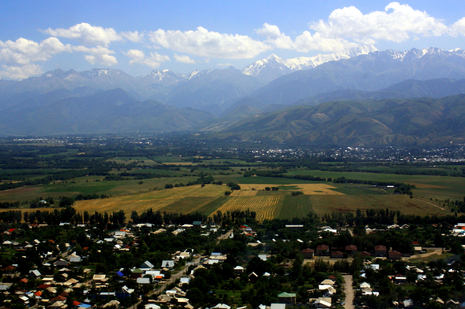 Almaty (früher Alma-Ata), Kasachstan - aus einem Flugzeug geknipst