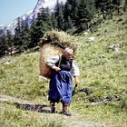 Almbäuerin in den Alpen 1958
