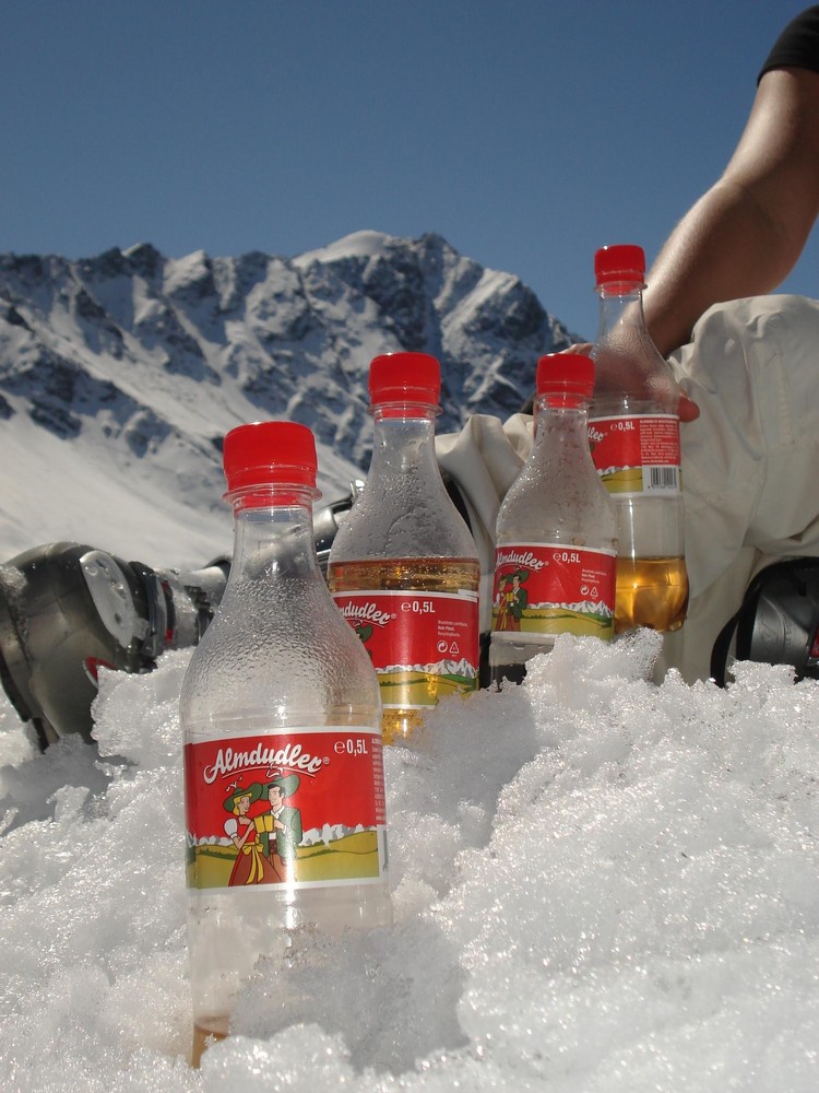 Almdudlerparade zur Abkühlung im Schnee