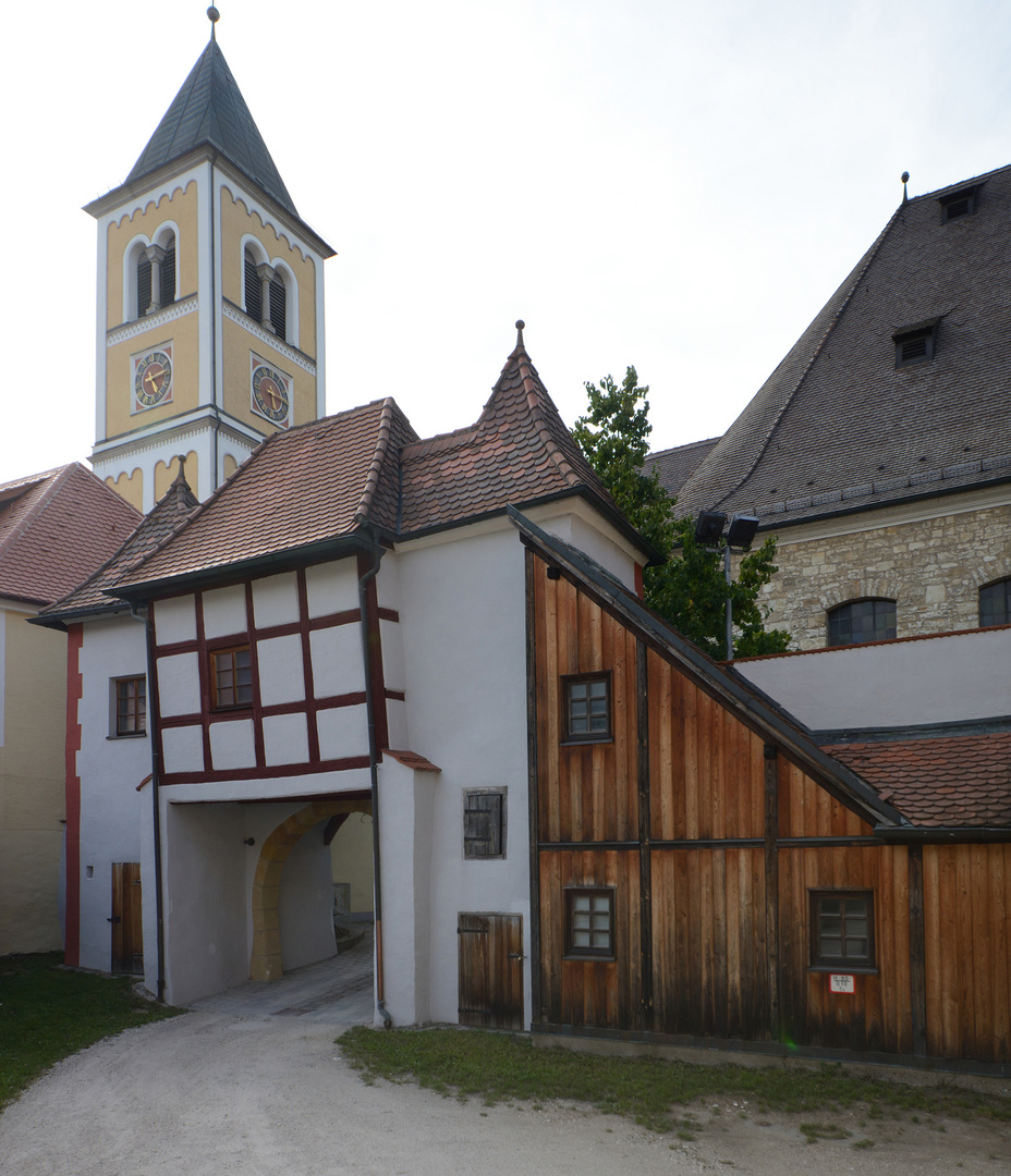 Almenhof - Im Hintergrund die Pfarrkirche  St. Vitus