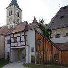 Almenhof - Im Hintergrund die Pfarrkirche  St. Vitus