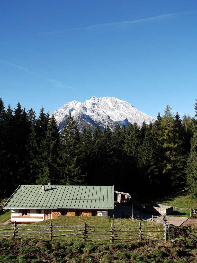 Almhütte im Hintergrund Watzmann