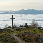 Almkreuz überm Nebel