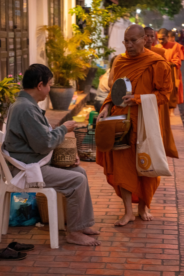 Almosengeben Luang Prabang Laos