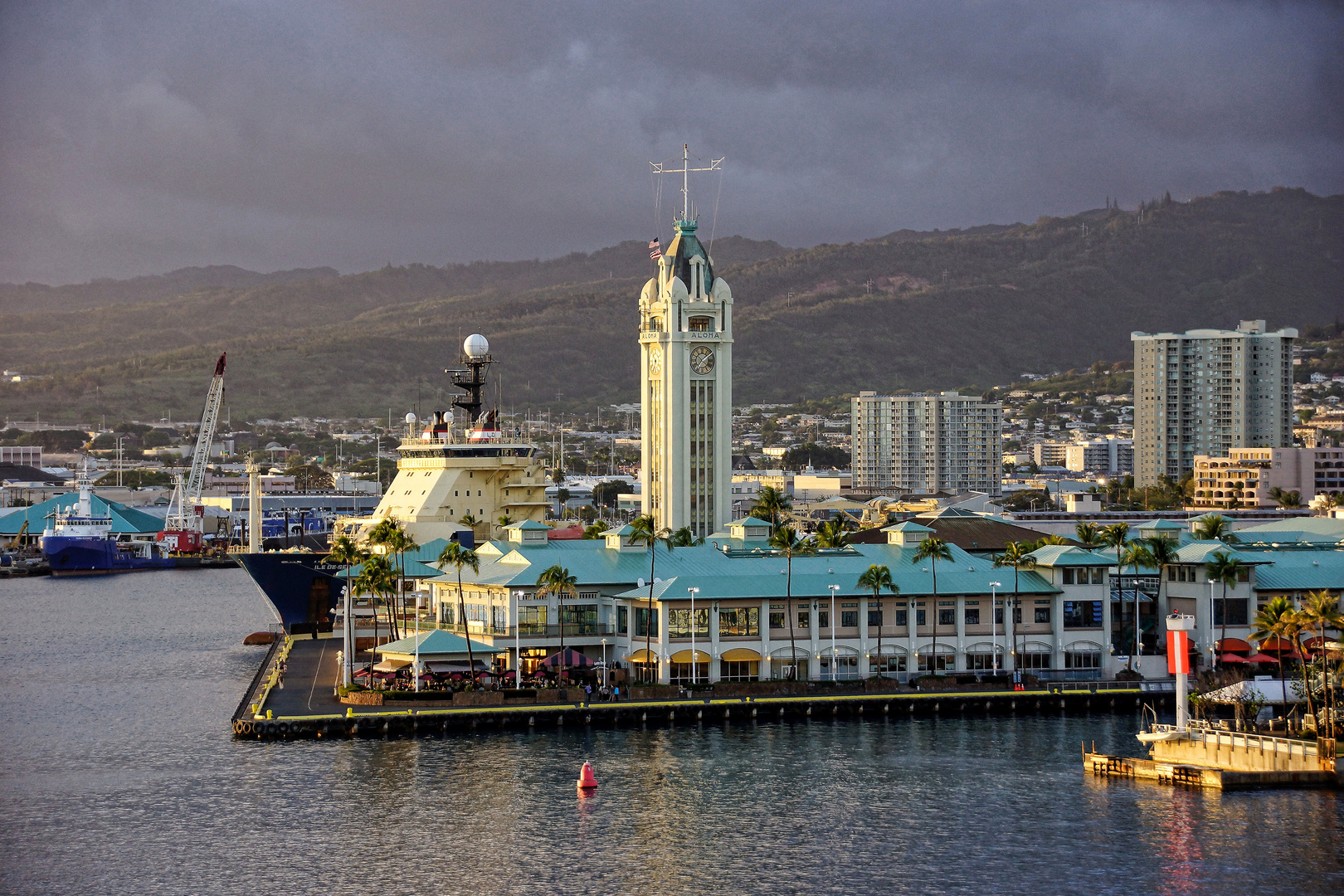 Aloha-Turm, Hafenausfahrt, Honolulu