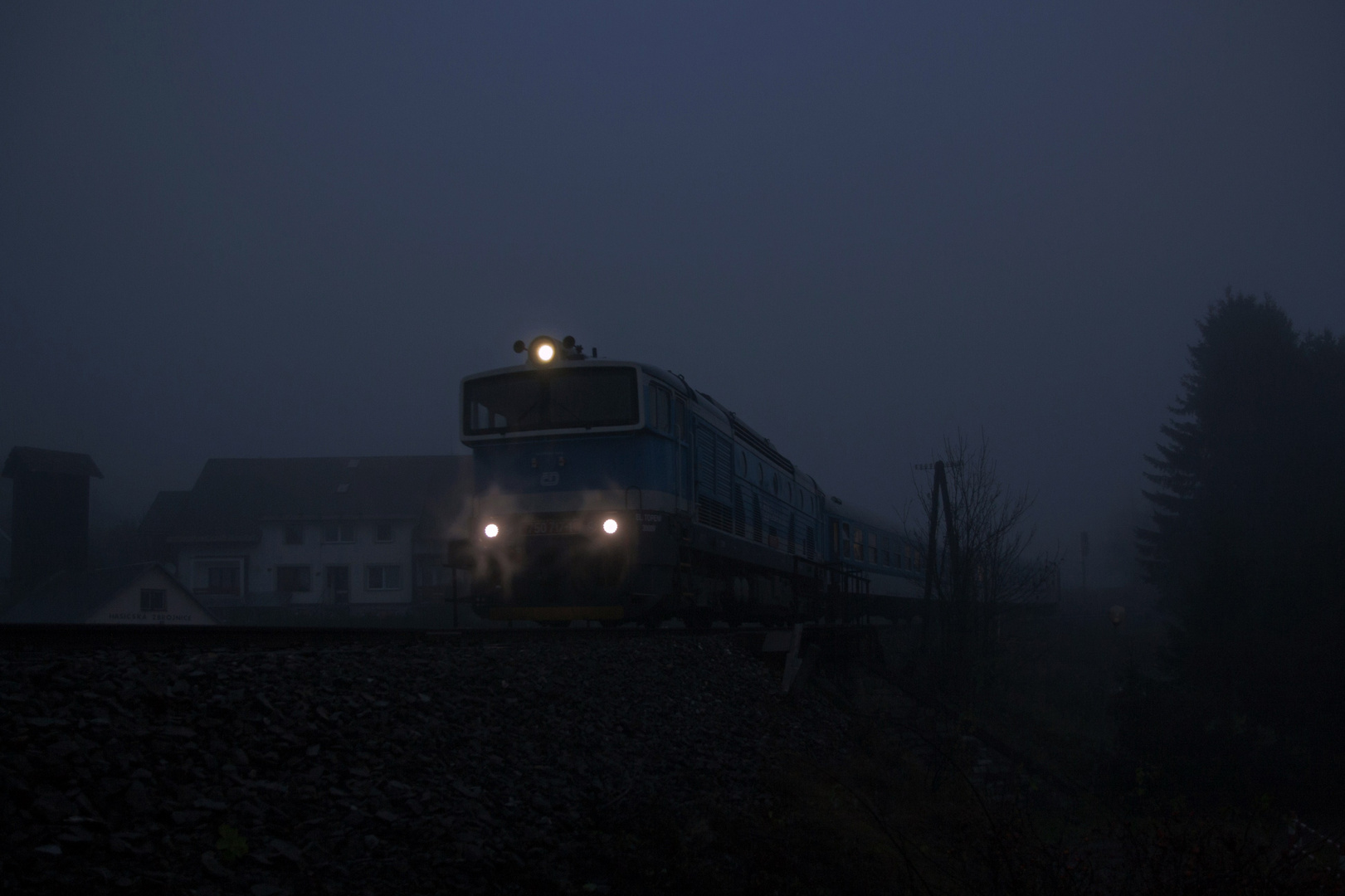 ALOIS NEBEL fährt durch Regen , Dunkelheit und Nebel