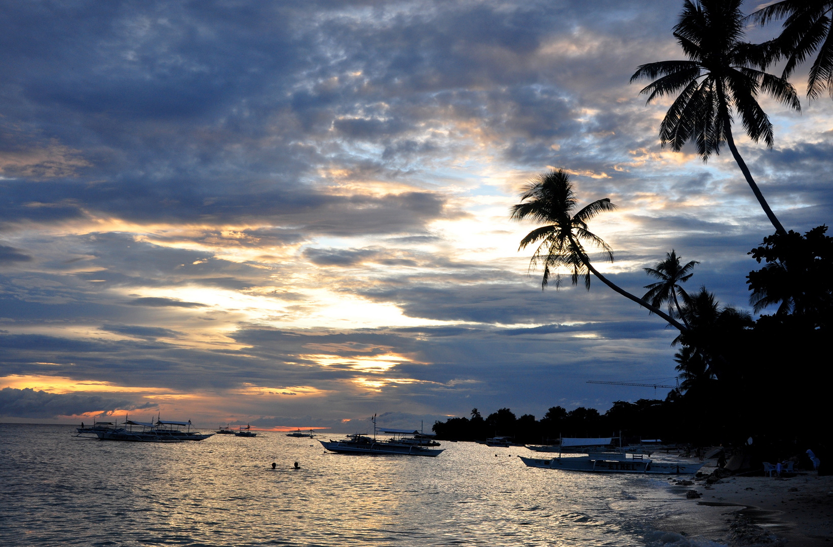 Alona Beach am Abend