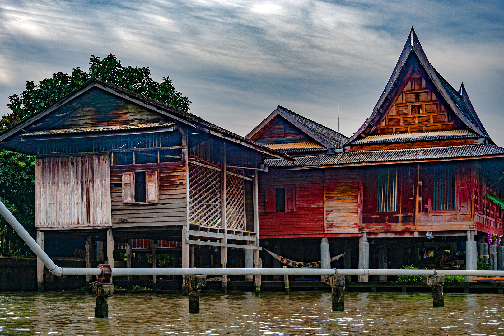 Along Khlong Lat Mayom