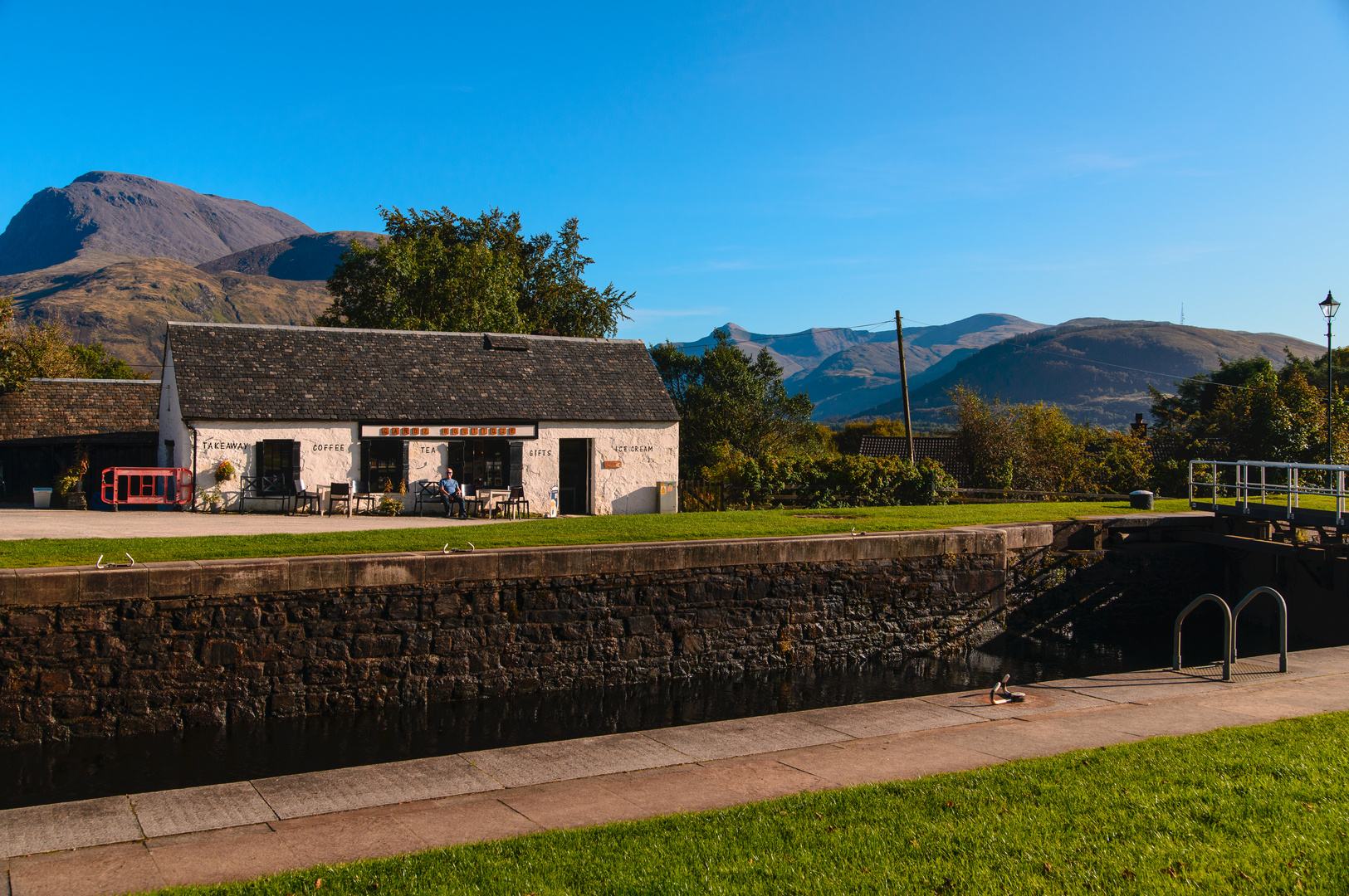 [ Along Neptune's Staircase (Caledonian Canal) ]