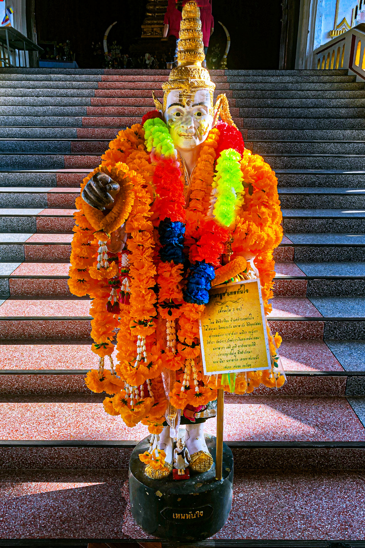 Along steps to Bodh Gaya temple