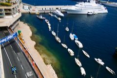 Alonso am Hafen von Monaco