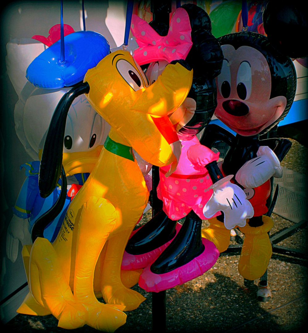 Alors Pluto, on cache Minnie, on éclipse Donald, on ignore Mickey??