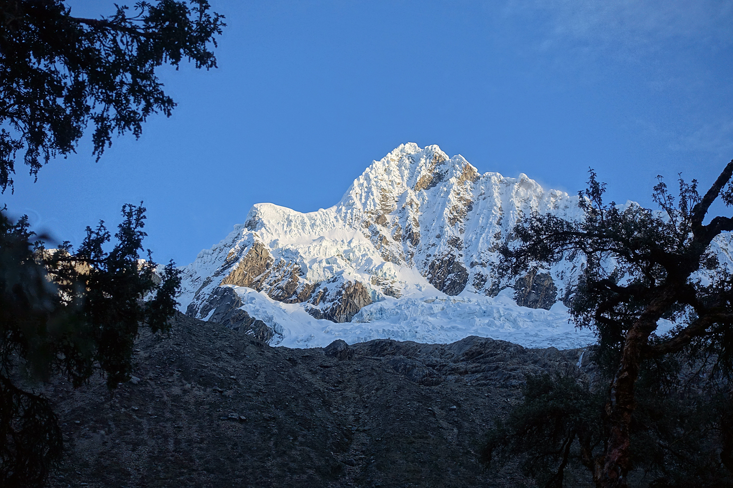 Alpamayo-Basecamp-4200m   