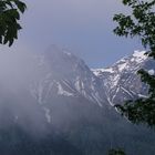 Alpen in Sweiss im Nebel, in die nahe von Sent