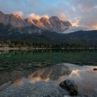 Alpen und Eibsee am Abend