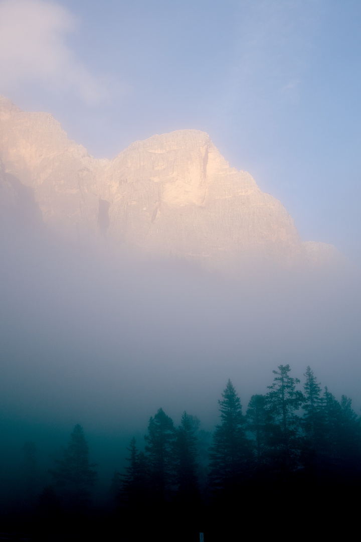 Alpengipfel im Nebel