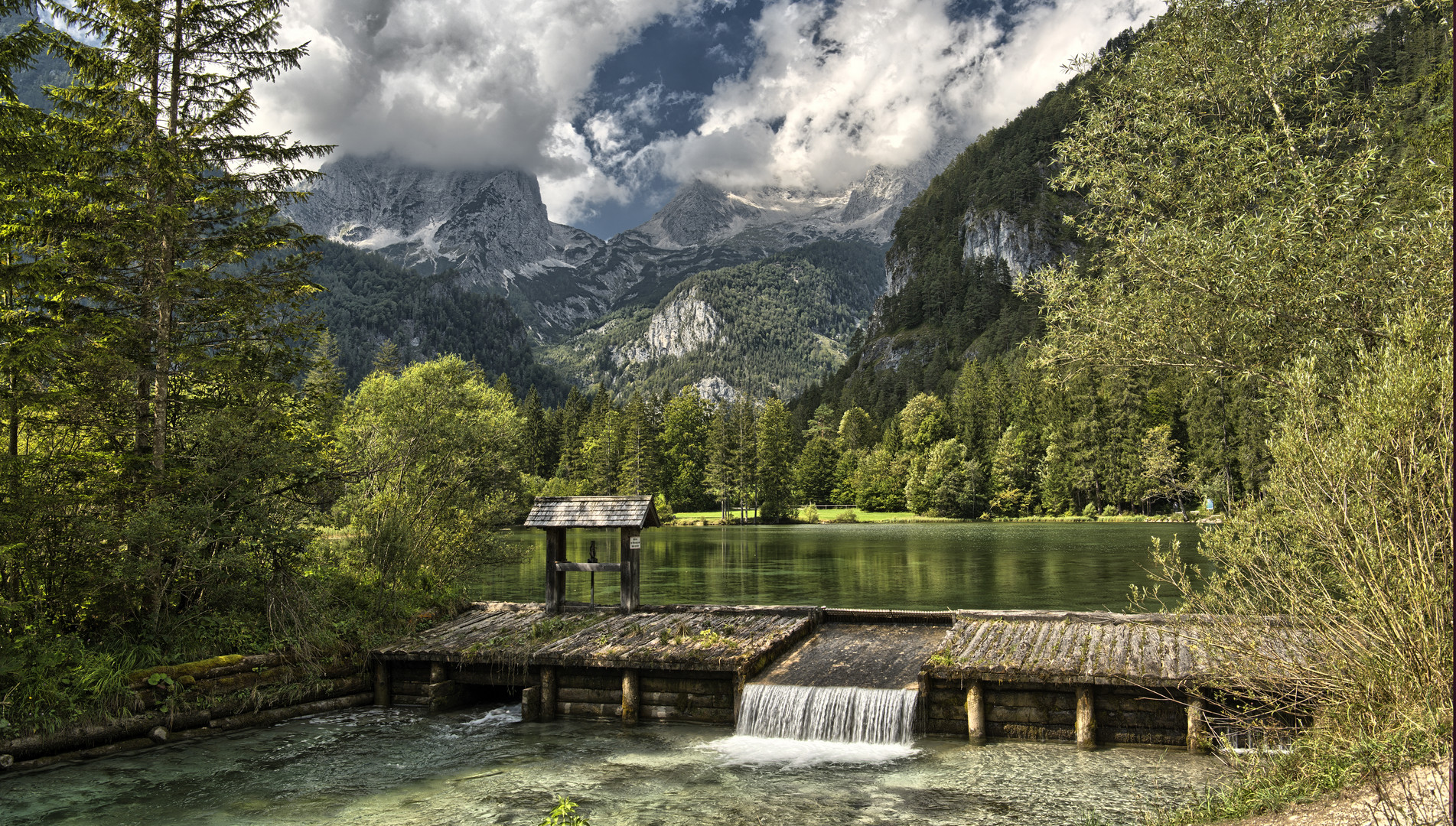 Alpengipfel in Wolken