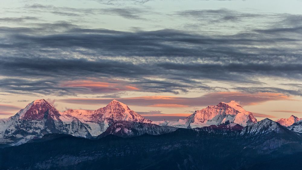 ALPENGLÜHEN AM GRINDELWALDER DREIGESTIRN