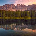 Alpenglühen am Karersee