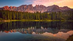 Alpenglühen am Karersee