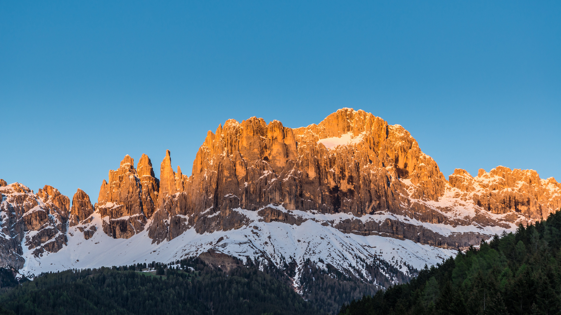 Alpenglühen am Rosengarten in den Dolomiten