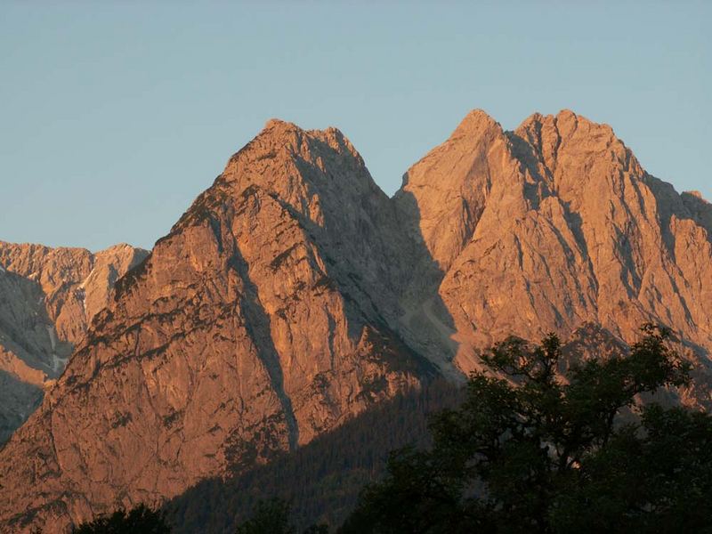 Alpenglühen - Der Waxenstein (Li) und ???(Re)