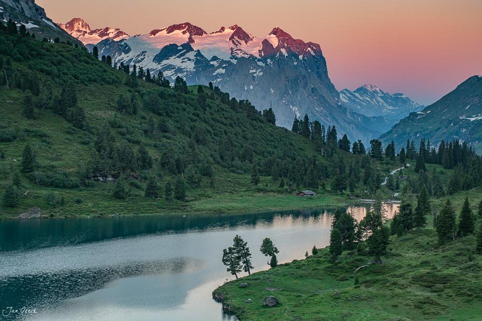 Alpenglühen im Berner Oberland