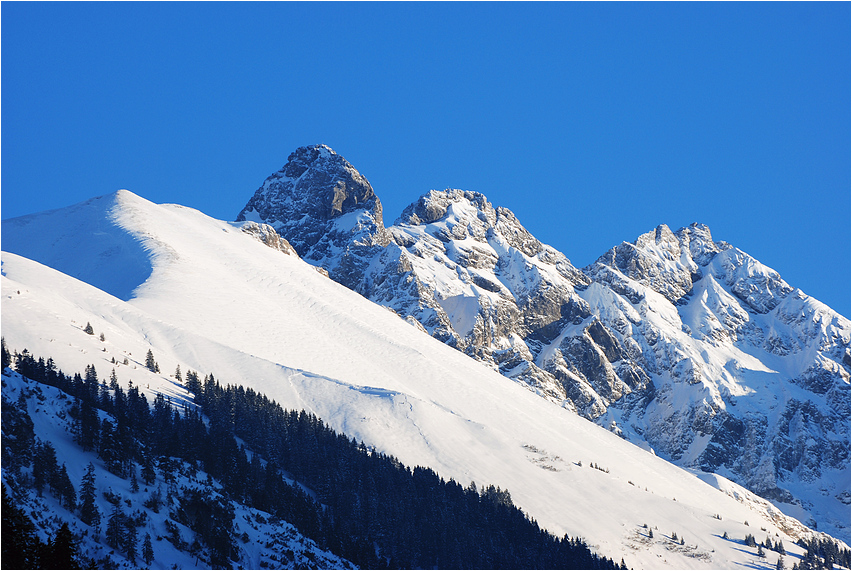 Alpenglühen in Weiß