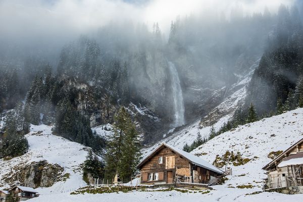 Alpenhütte im Winter 