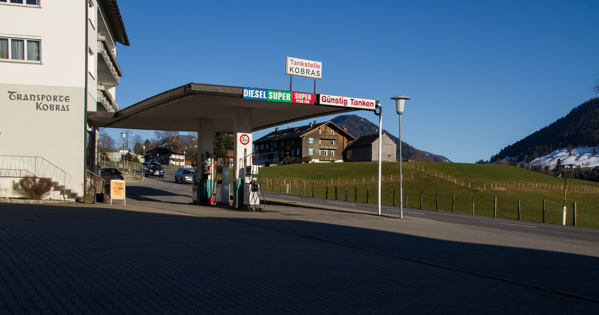 Alpenidyll mit Tankstelle