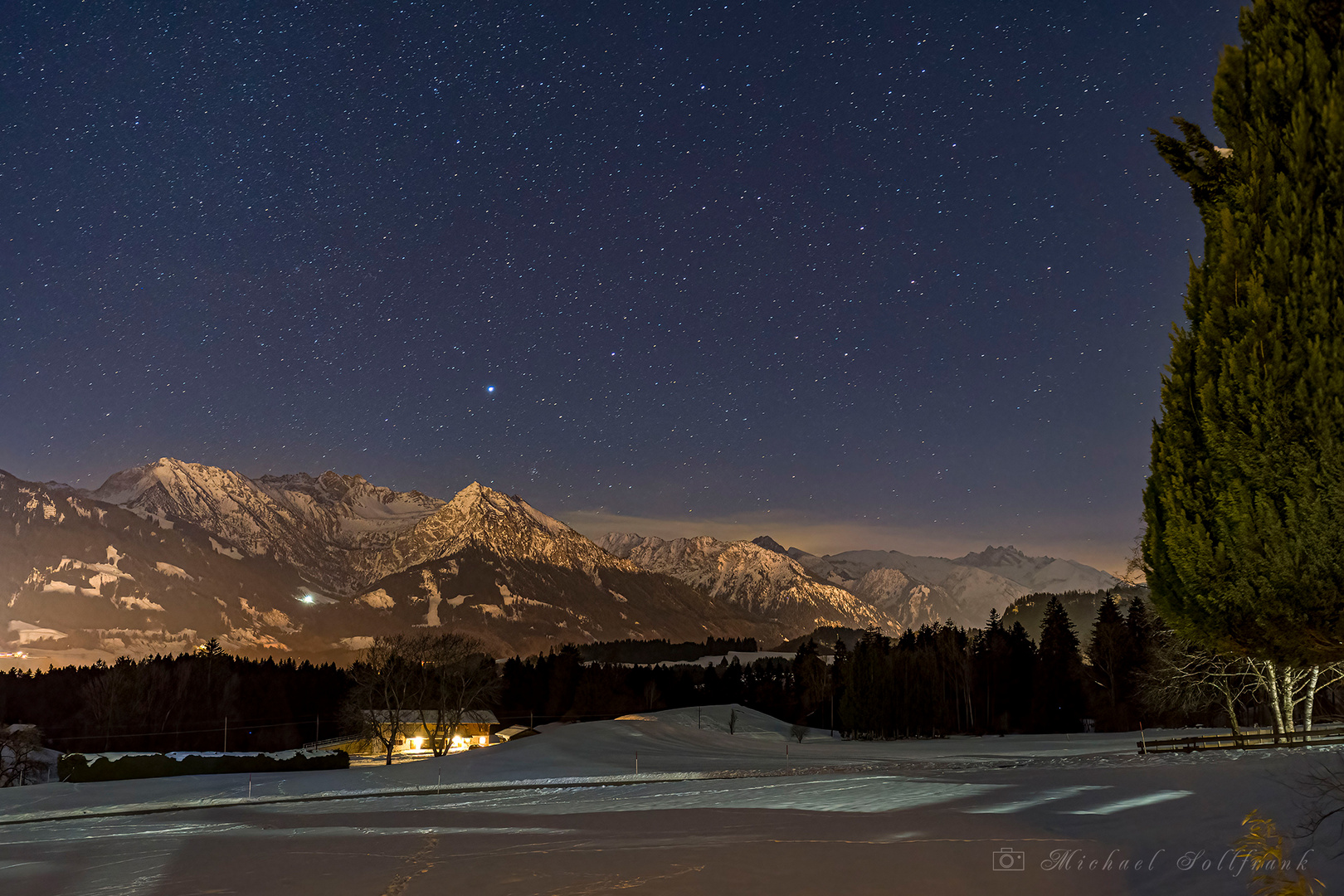 Alpenkette bei Nacht