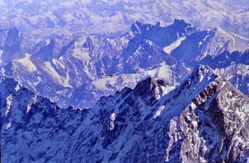 Alpenlandschaft mit Segelflugzeug.