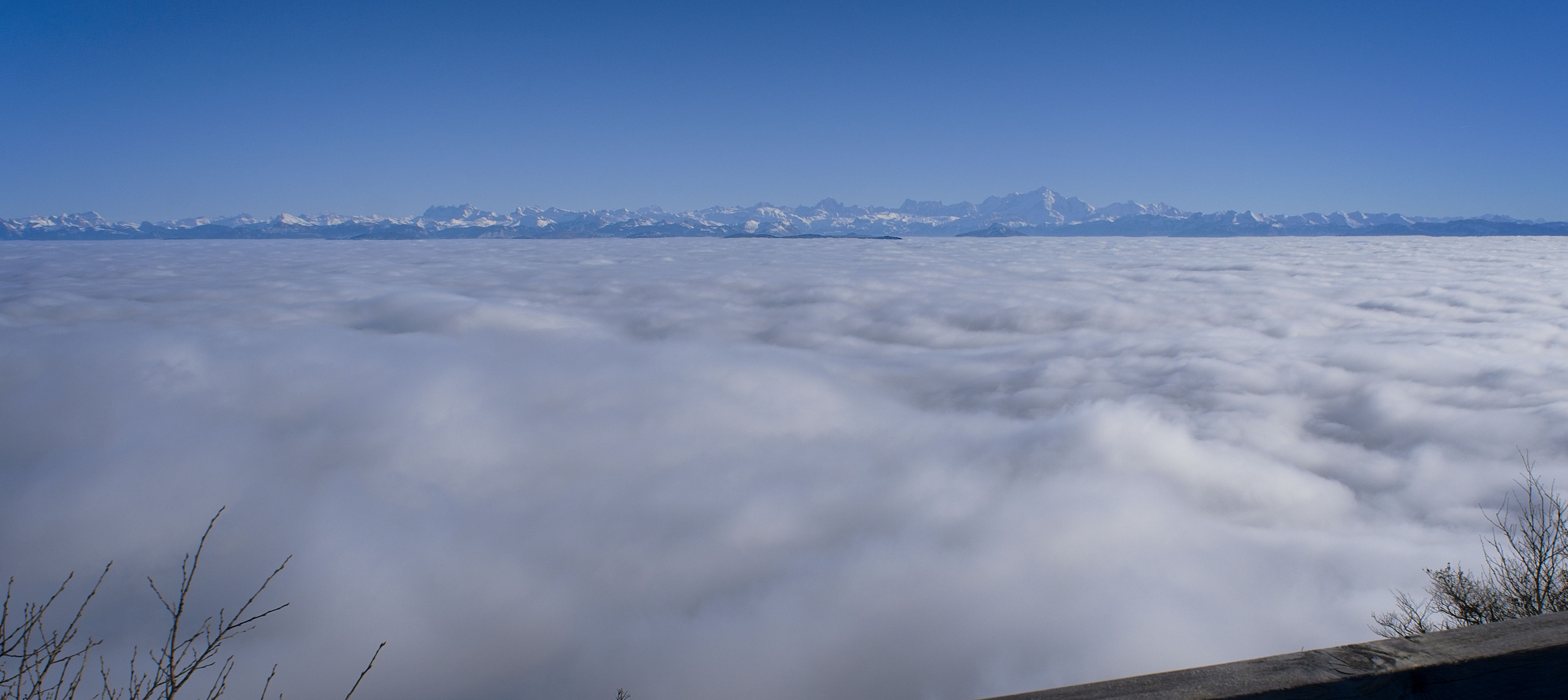 Alpenpanorama über dem Genfersee-Becken