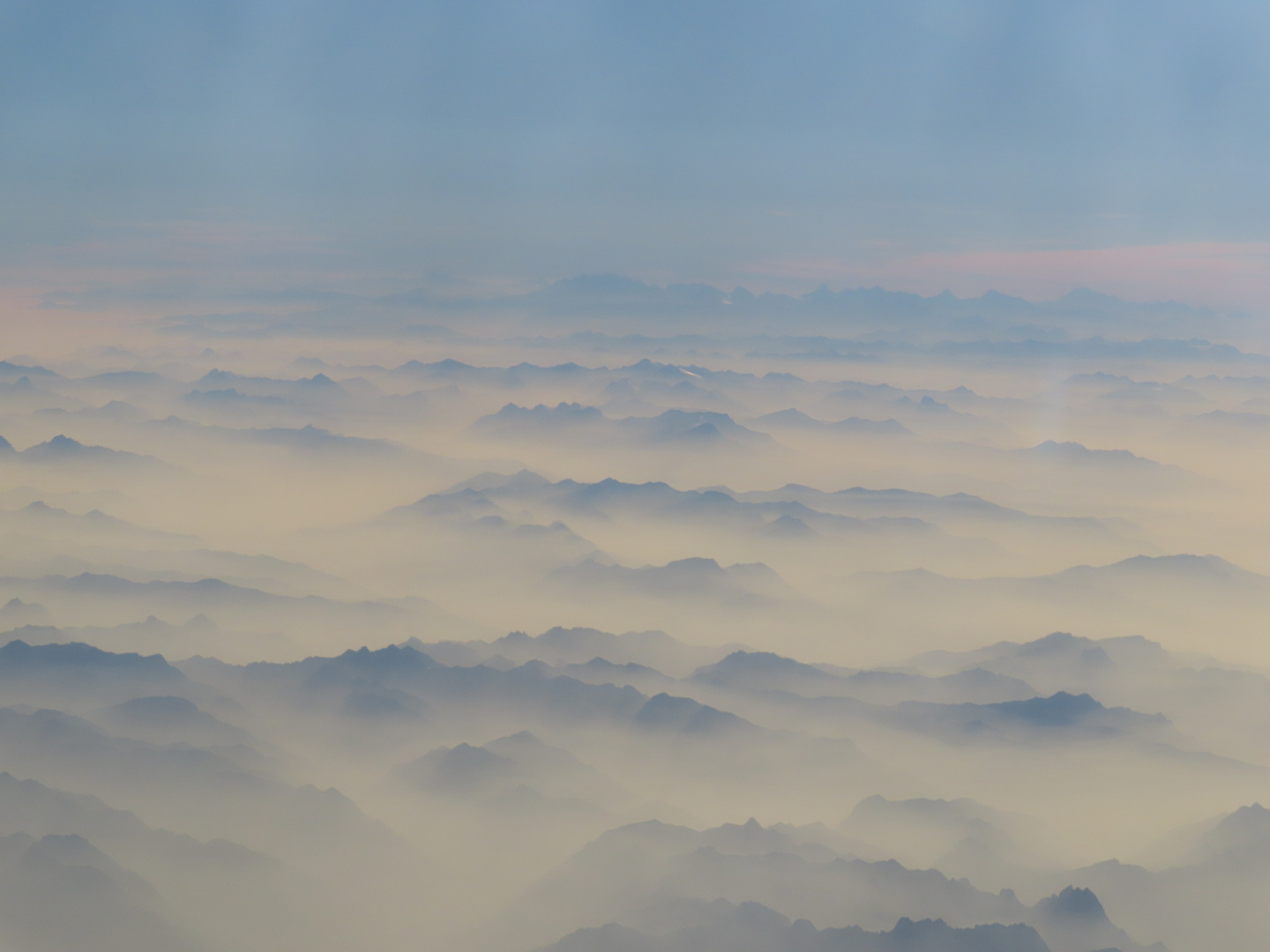 Alpentäler im Nebel aus 11000 m Höhe Anfang Oktober 2023