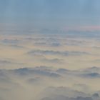 Alpentäler im Nebel aus 11000 m Höhe Anfang Oktober 2023