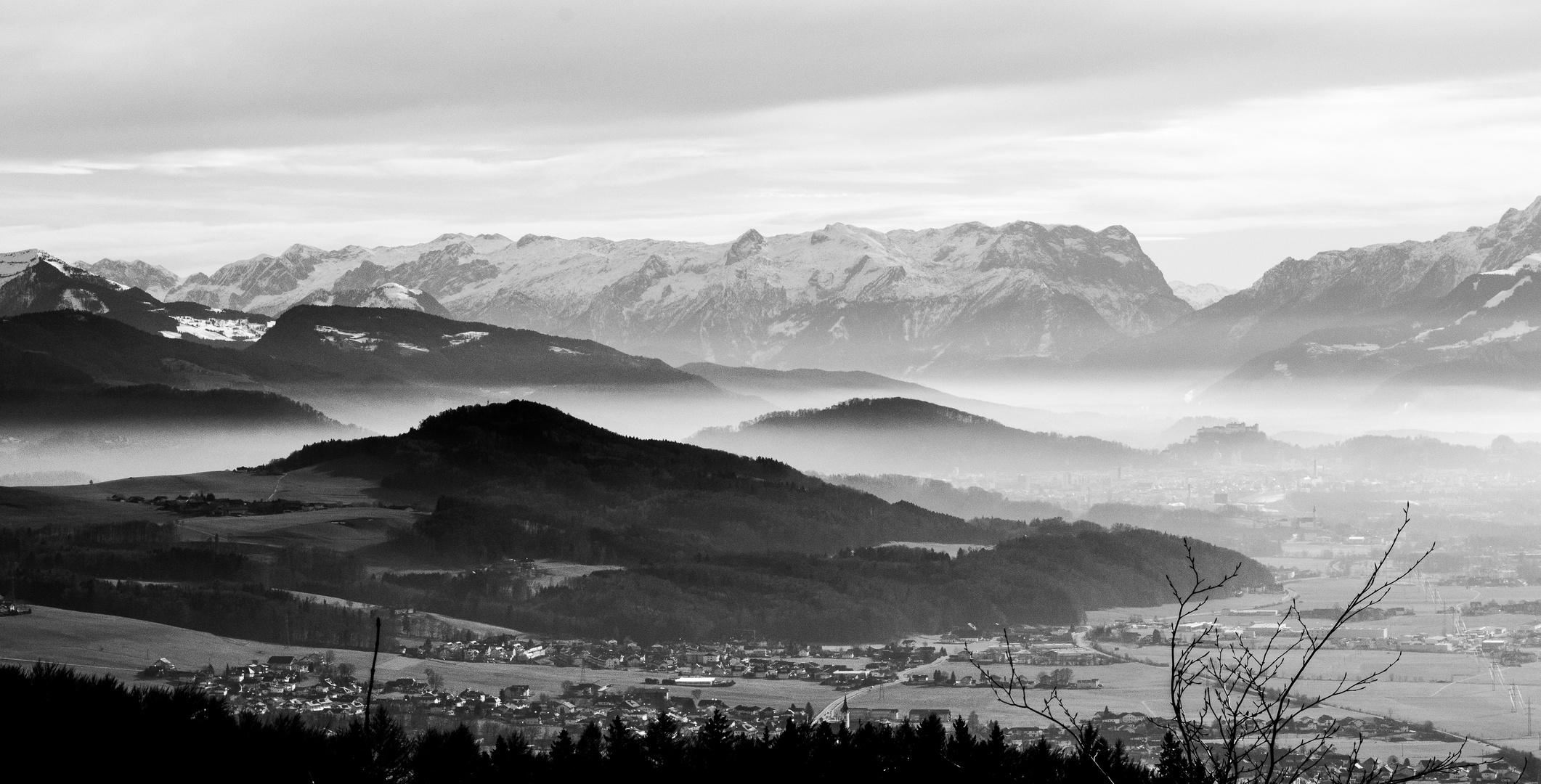 Alpes et vallée sous la brume près de Salzbourg