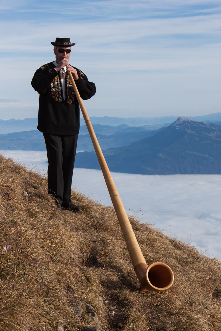 Alphorn-Bläser bei der Arbeit