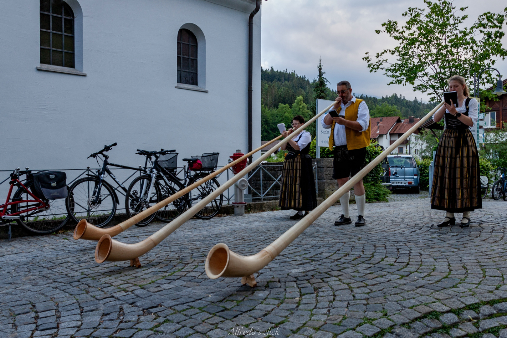 Alphornbläser auf Benefiztour.